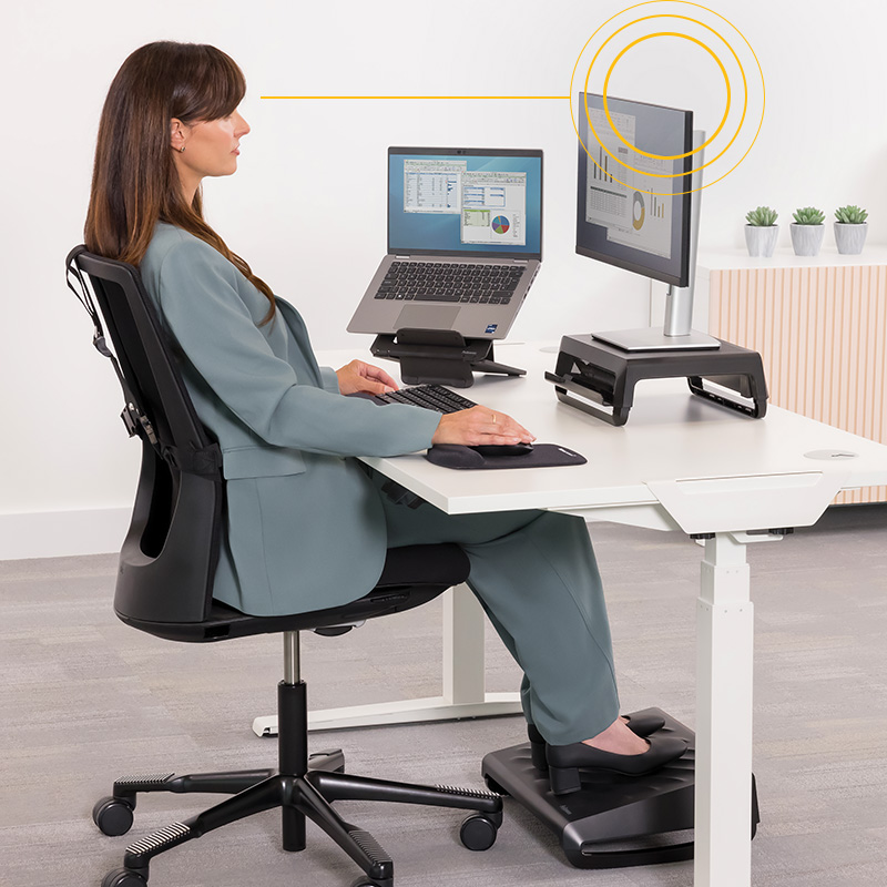 Monitor enfrente, a la distancia del brazo y a la altura de los ojos 