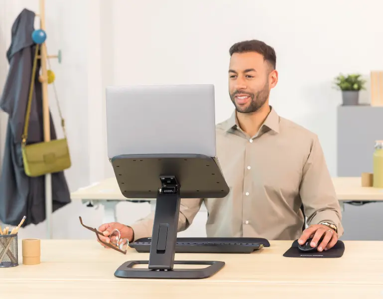 Ergonomisch zitten met een laptop: hoe u rug- en nekklachten tijdens het werk kunt voorkomen