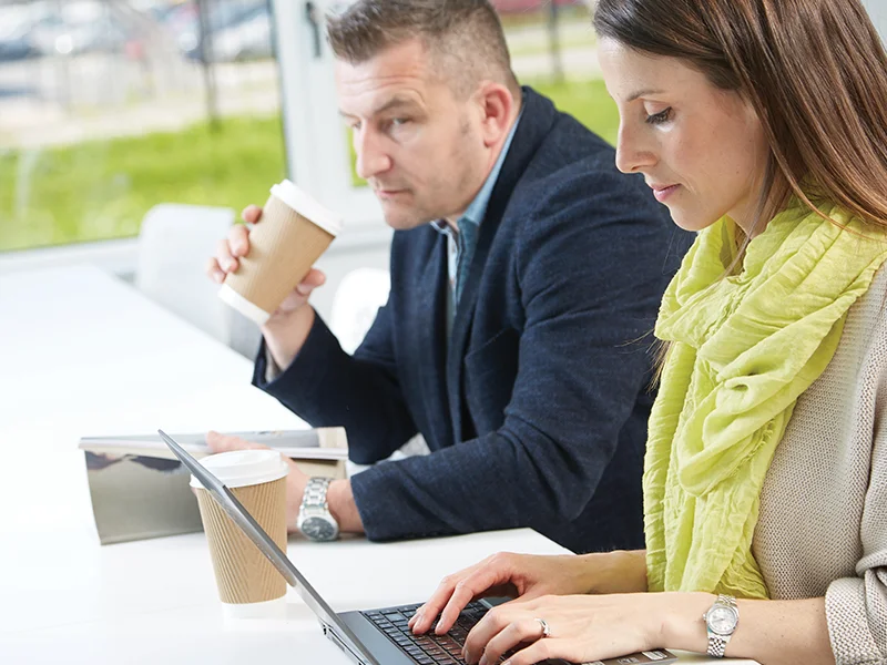 Matowa powierzchnia zapobiega odblaskom, redukując zmęczenie oczu