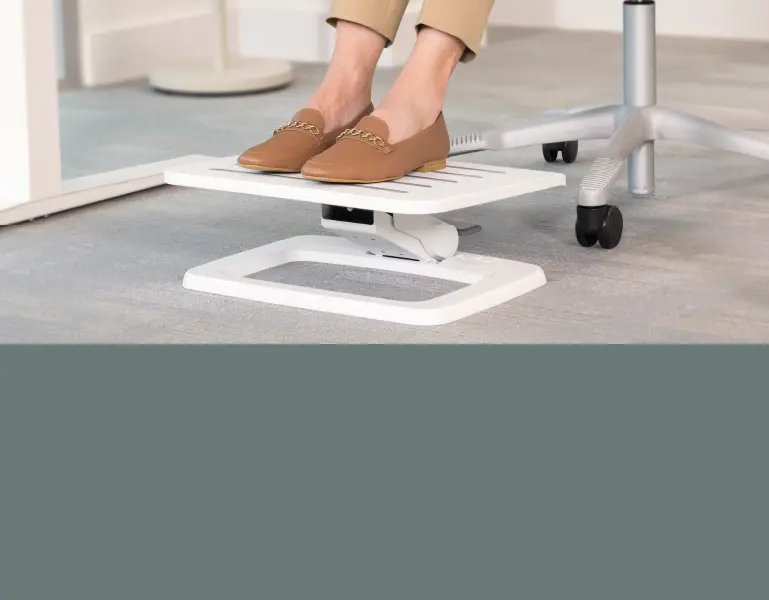 Zapobieganie przeciążeniom w pracy: Podnóżki a ergonomia