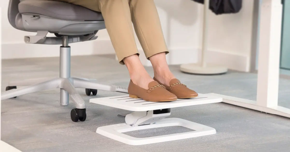 Lab Foot Rest Preventing Strain at Work: Are Foot Rests Ergonomic? - Fellowes®